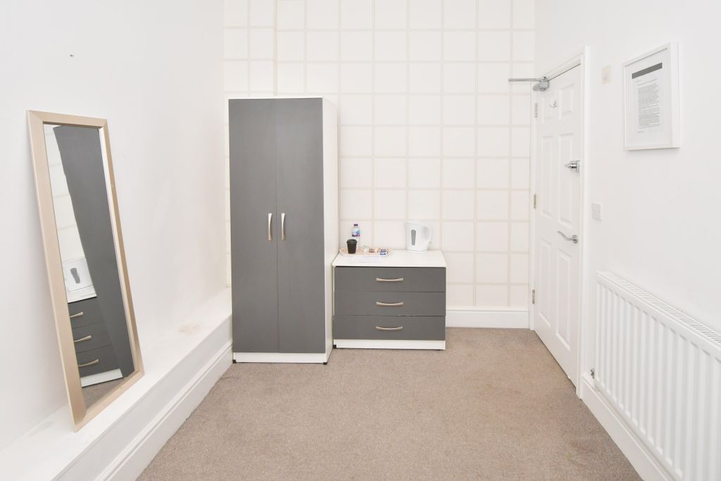 Property photo 3 of 11 Room 2 - Available