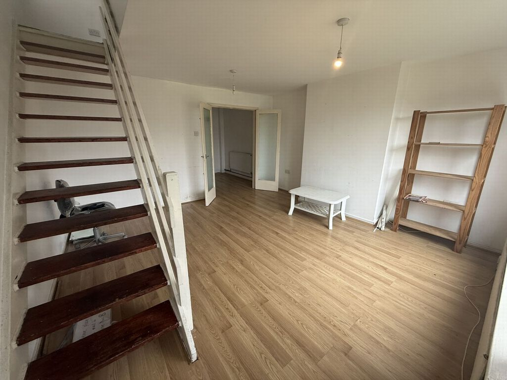 Property photo 3 of 12 Lounge