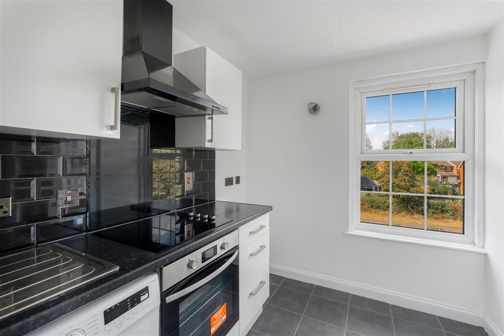 Property photo 3 of 13 19 Victoria Place, Banbury-14.Jpg