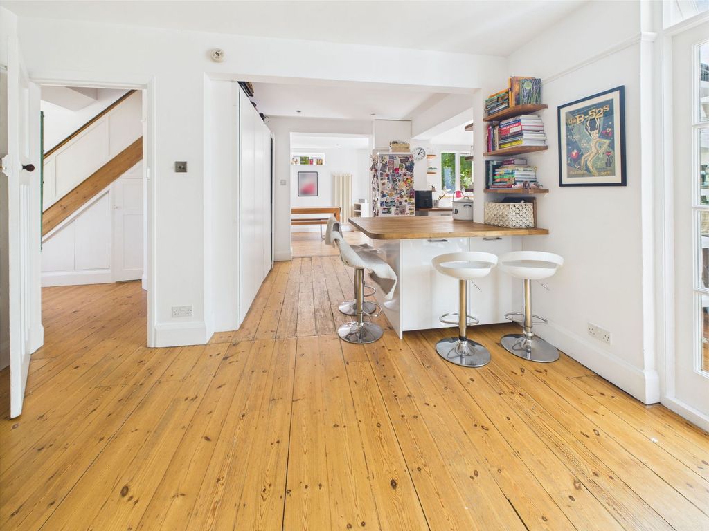 Property photo 3 of 27