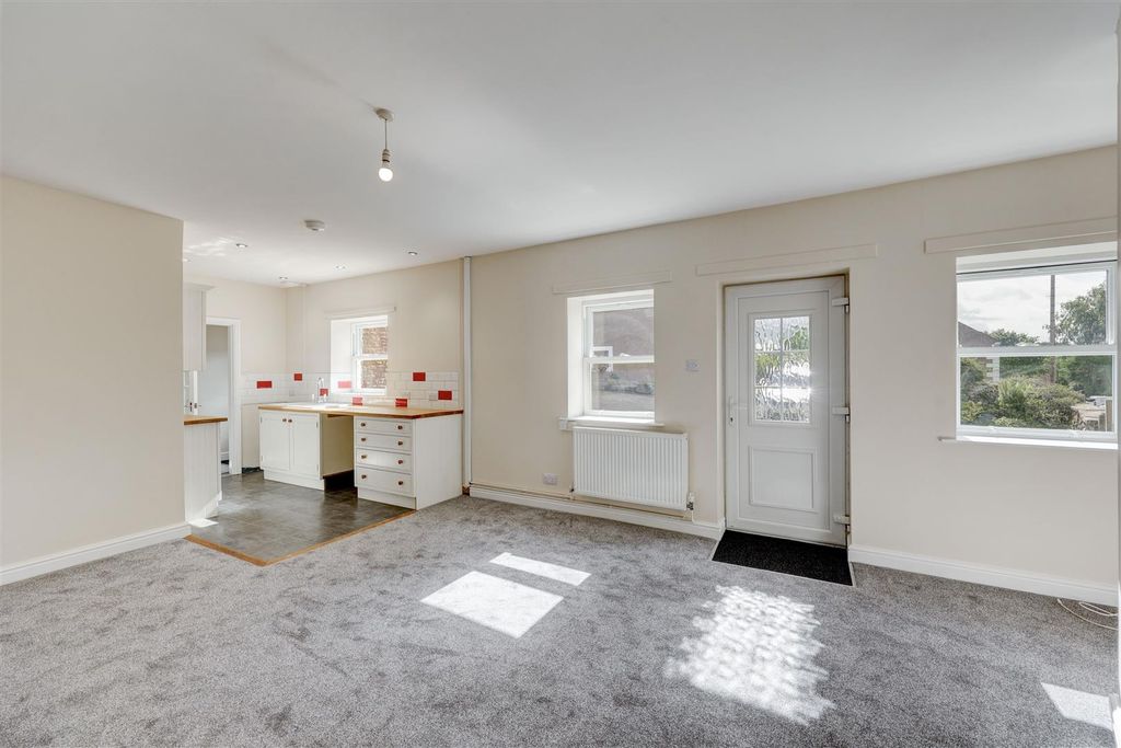 Property photo 2 of 12 Lounge Kitchen
