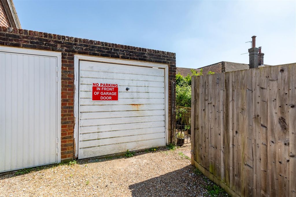 Property photo 3 of 5 Garage