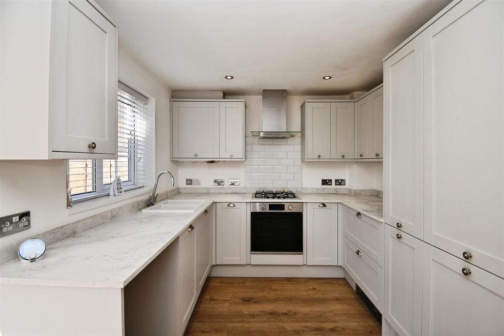 Property photo 2 of 16 Kitchen / Diner