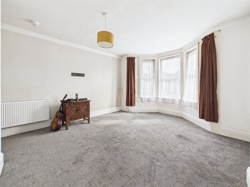 Property photo 2 of 32 Picture No. 12