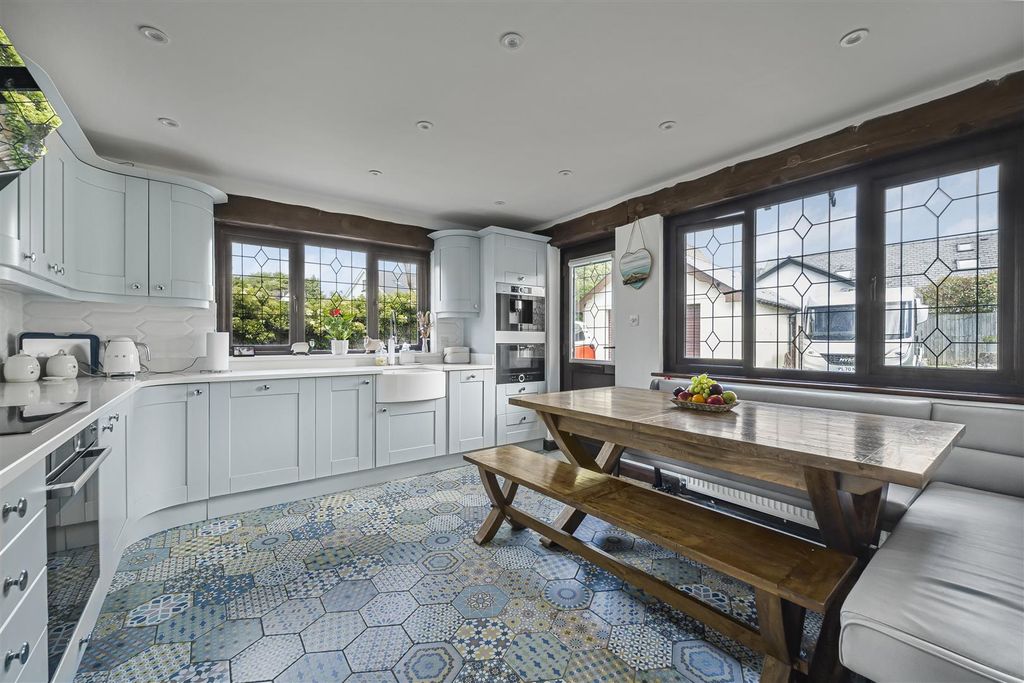 Property photo 3 of 24 Kitchen