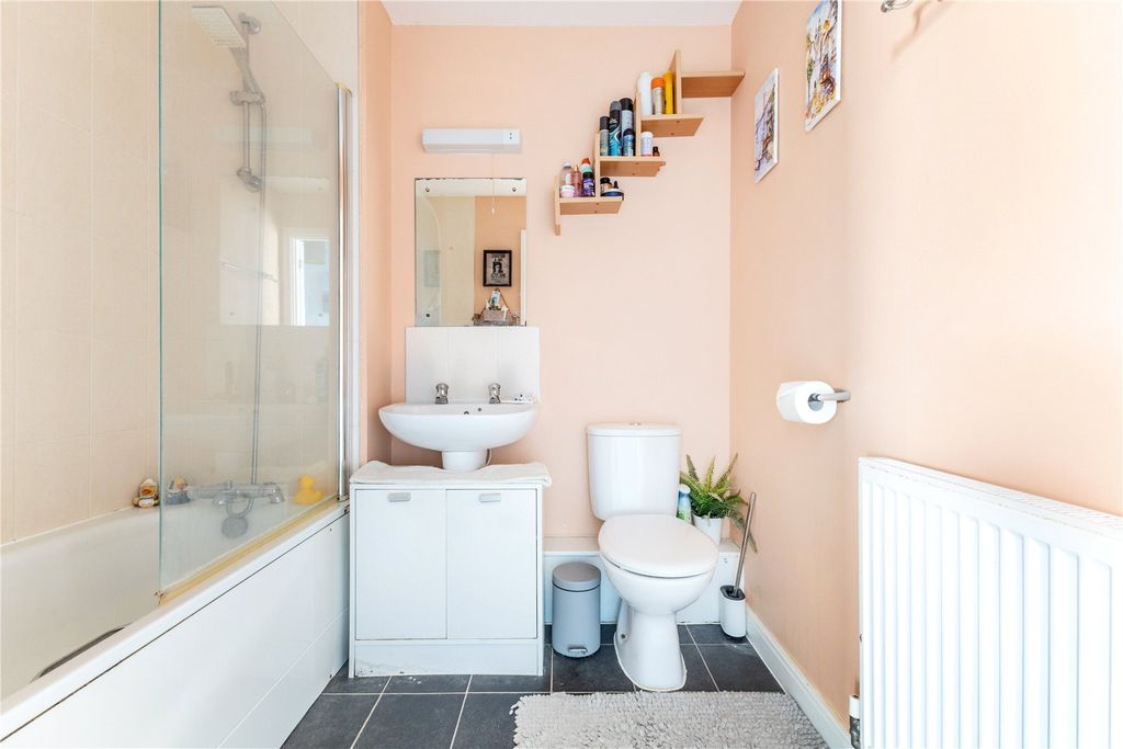 Property photo 3 of 19 Bathroom