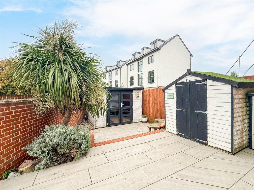 Property photo 3 of 29 Garden