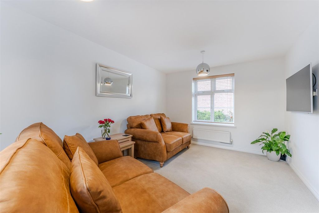 Property photo 3 of 29 Lounge