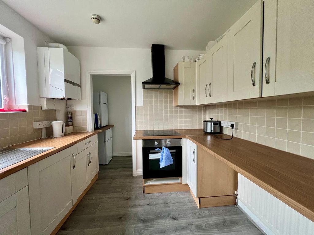 Property photo 1 of 21 6-Ensuite Bedroom – Harbourough Hill Road, Barnsley