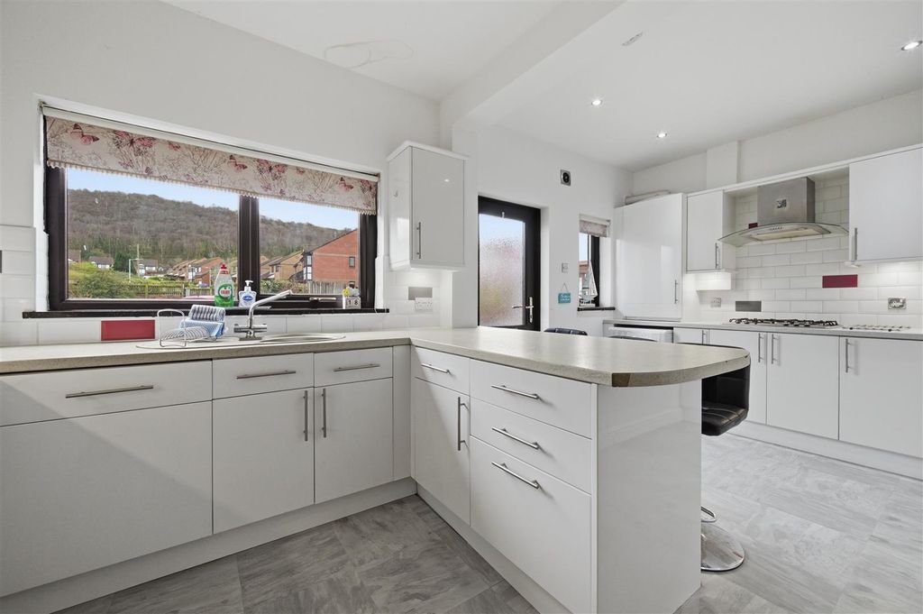 Property photo 3 of 33 Kitchen/Breakfast Room