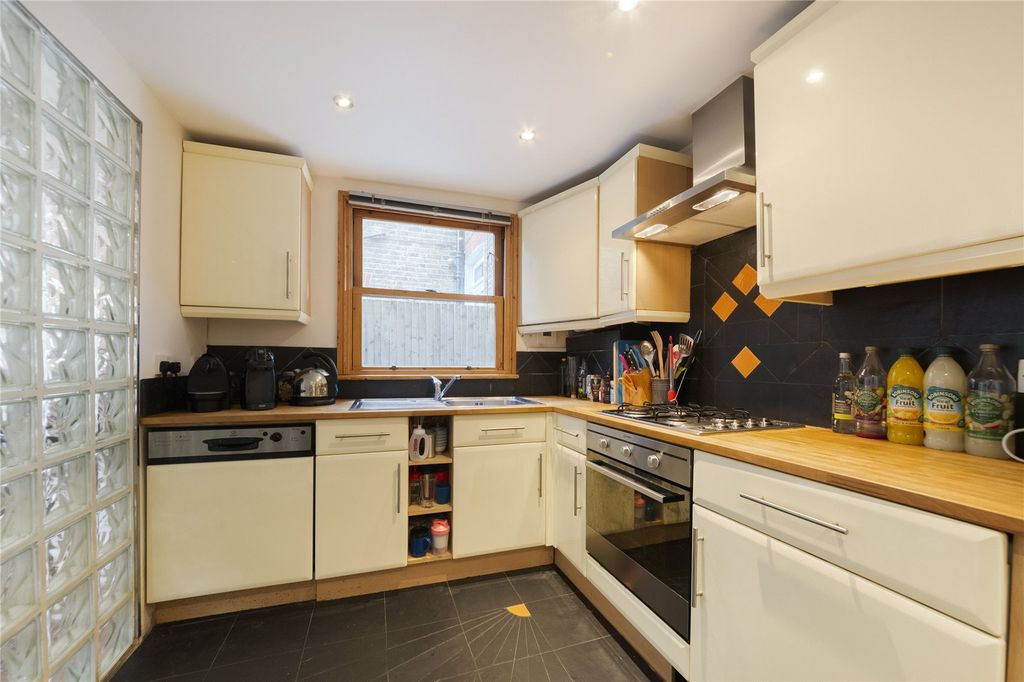 Property photo 3 of 10 Kitchen