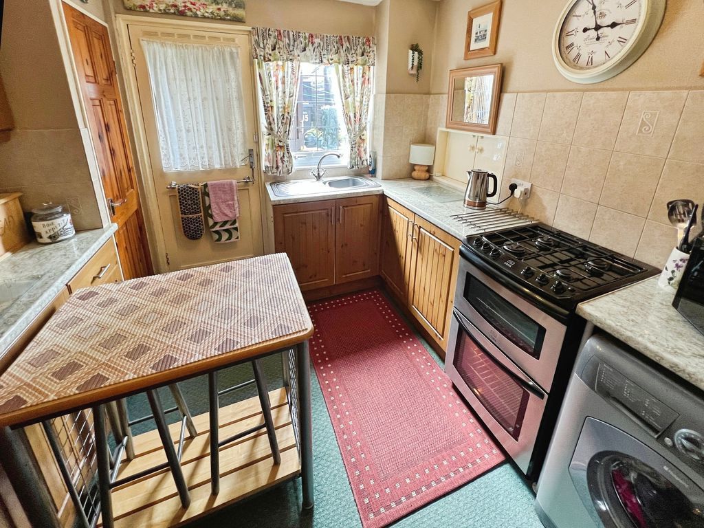 Property photo 3 of 17 Kitchen