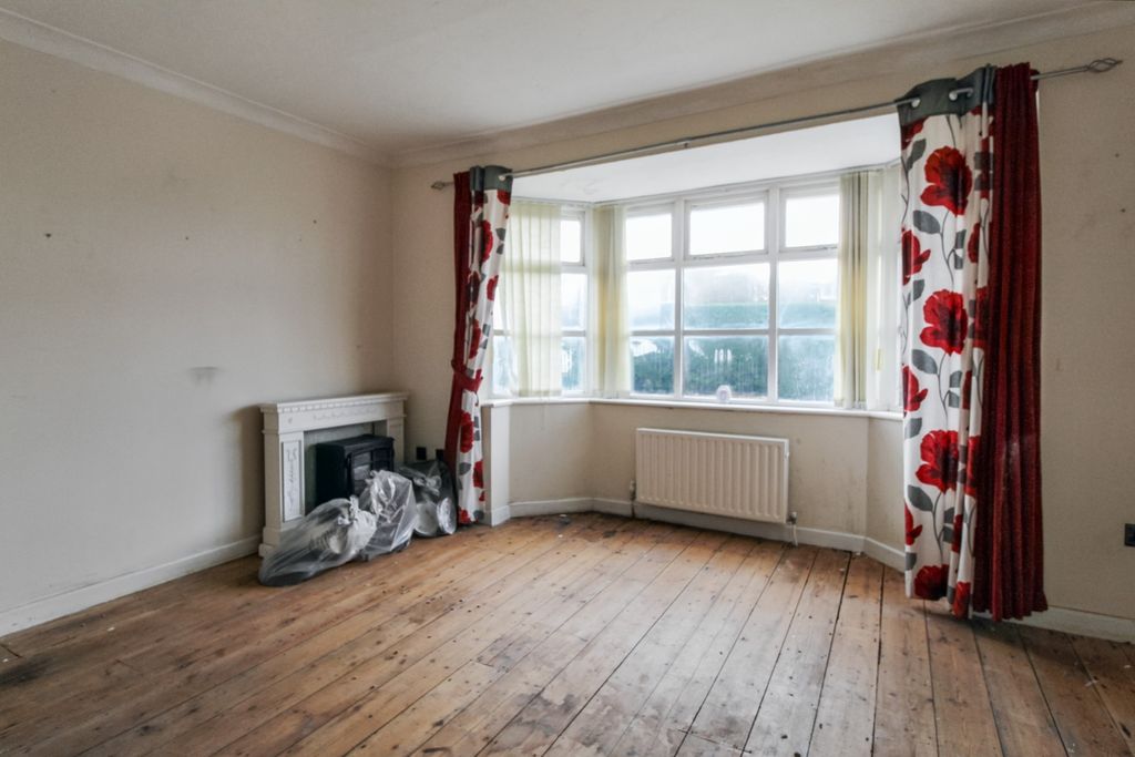 Property photo 2 of 14 Flat 1, Greenlea, Keyhaven Road, Lymington, So41 0Qx