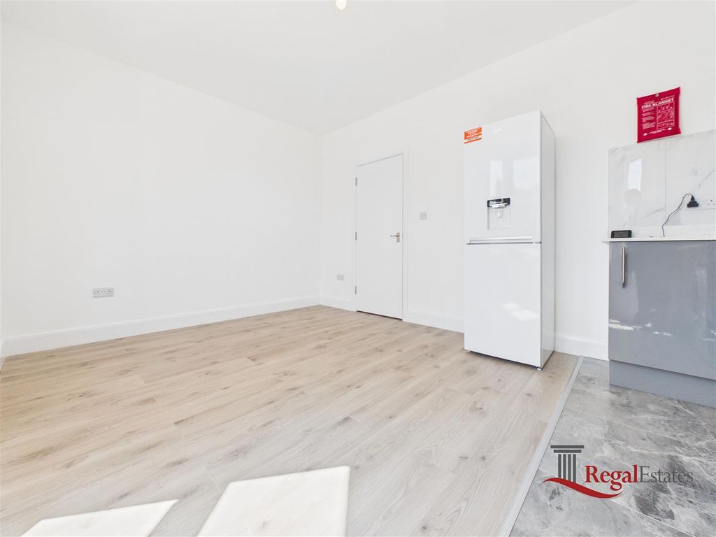 Property photo 3 of 11 Cam02489G0-Pr0280-Still008.Jpg