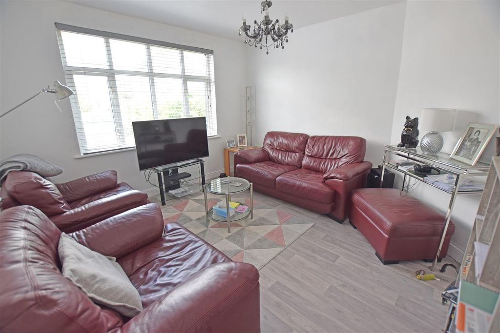 Property photo 2 of 11 Lounge.Jpg