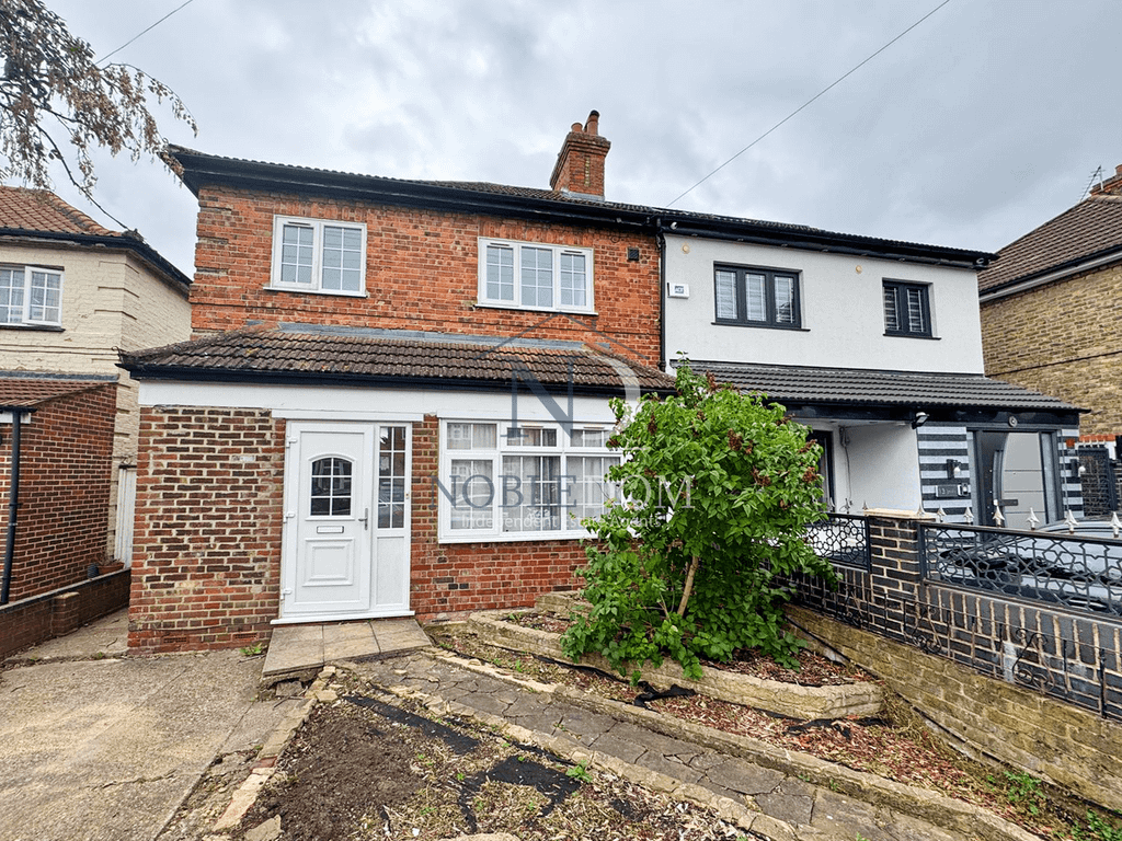 Property photo 1 of 11 3 Bedroom Semi-Detached House In Heston