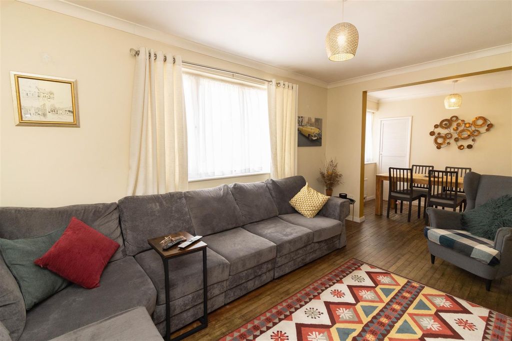 Property photo 2 of 14 Lounge