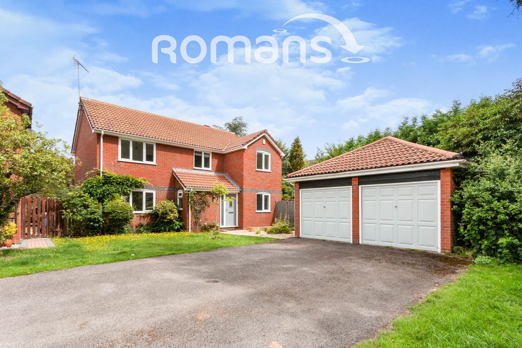 Property photo 1 of 10 15 Hereford Mead Fro