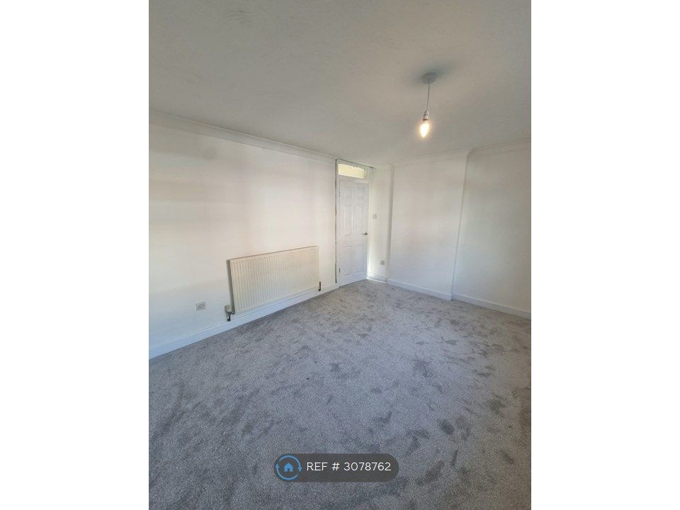 Property photo 2 of 5 Double Bedroom Newly Decorated With New Carpets