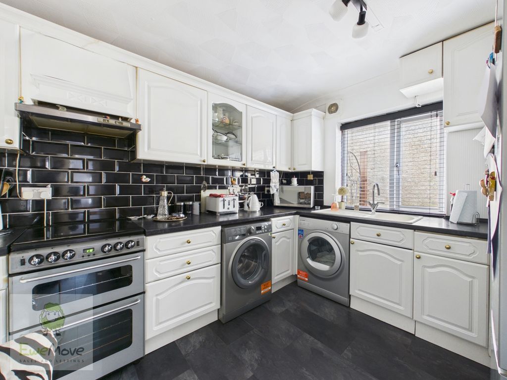 Property photo 3 of 16 Kitchen