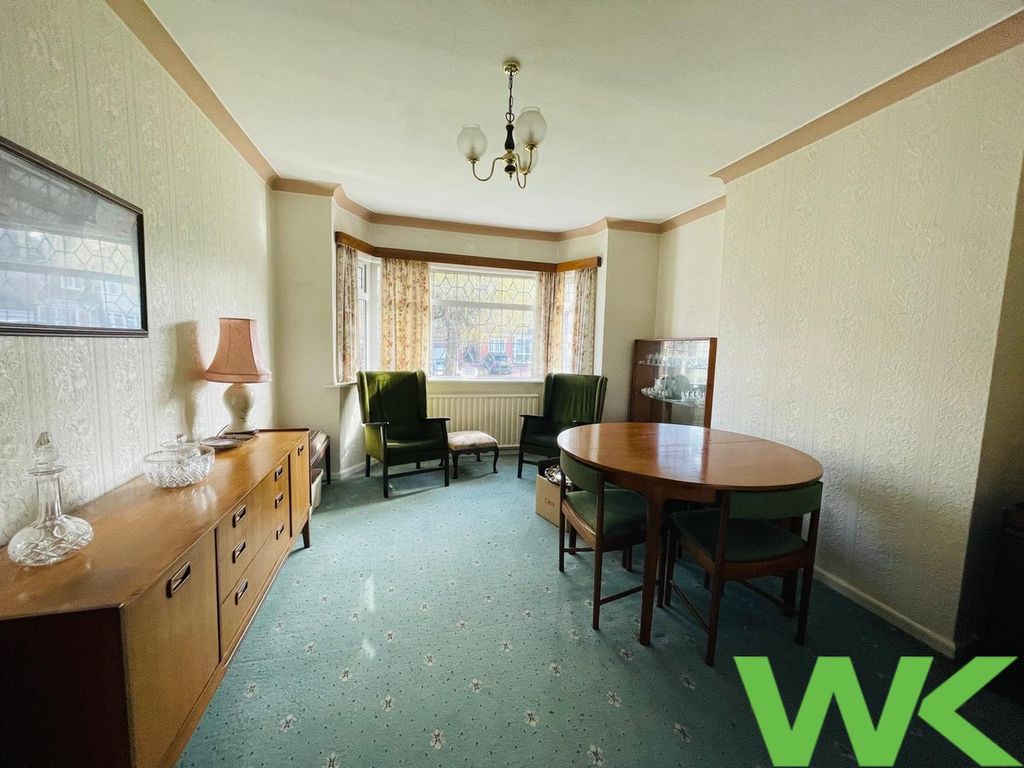 Property photo 2 of 11 Through Lounge