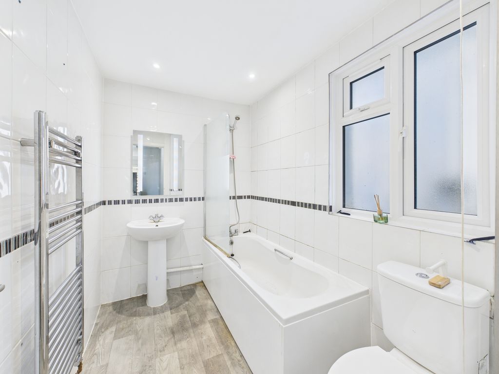 Property photo 3 of 10 Bathroom