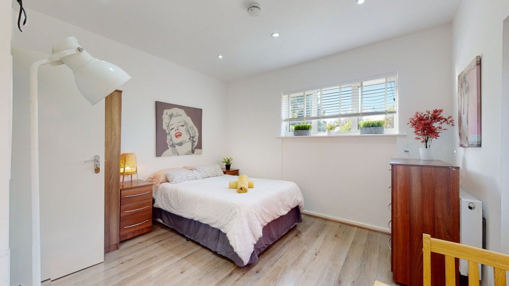 Property photo 1 of 10 Bedroom