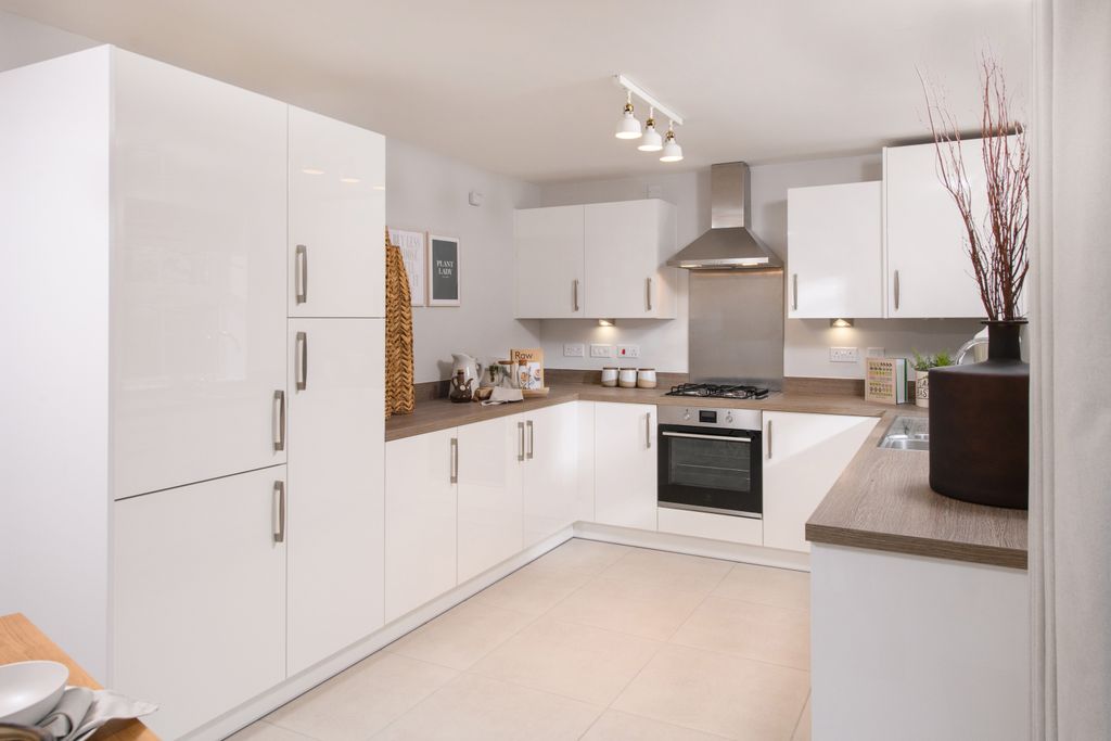 Property photo 2 of 10 Kingsley Open-Plan Kitchen