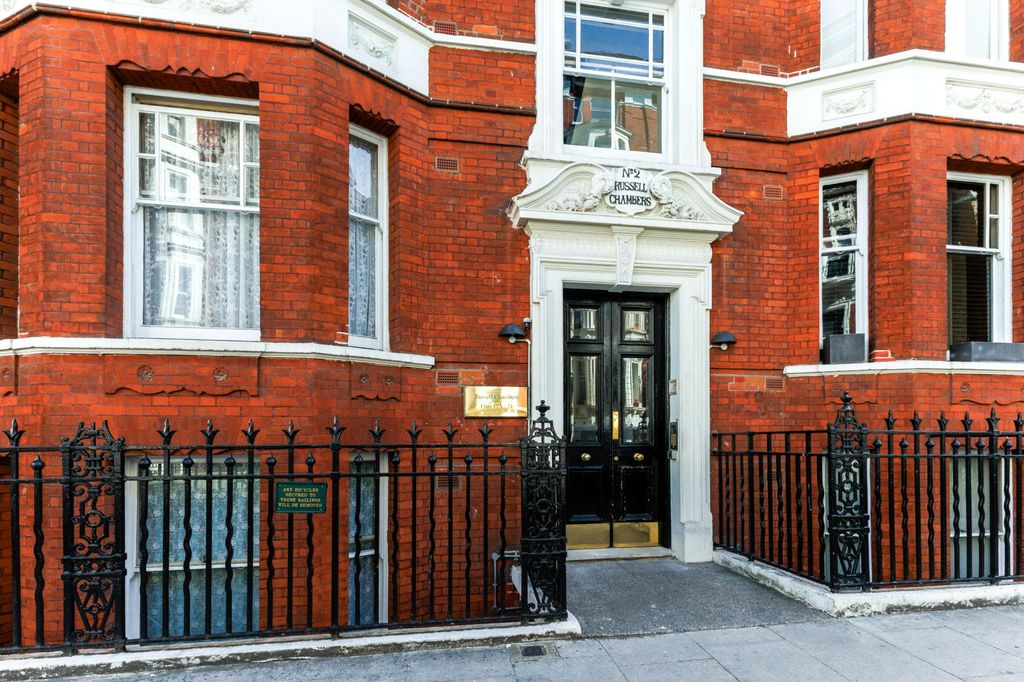 Property photo 2 of 11 Flat 23 Russell Chambers, Bury Place, Bloomsbury, London WC1A 2Ju