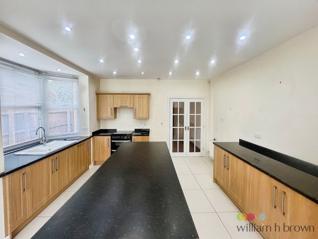 Property photo 2 of 12 Kitchen