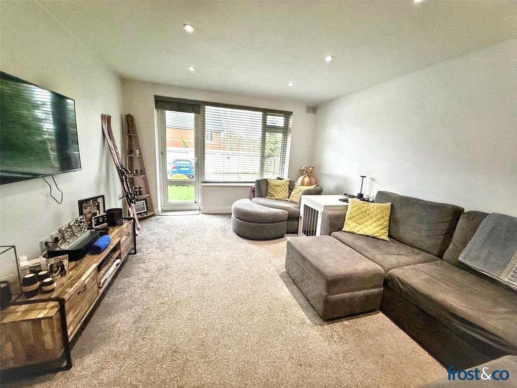 Property photo 3 of 11 Lounge