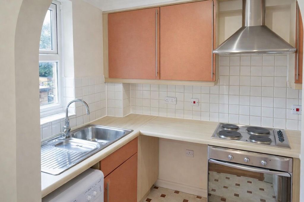 Property photo 3 of 8 Kitchen