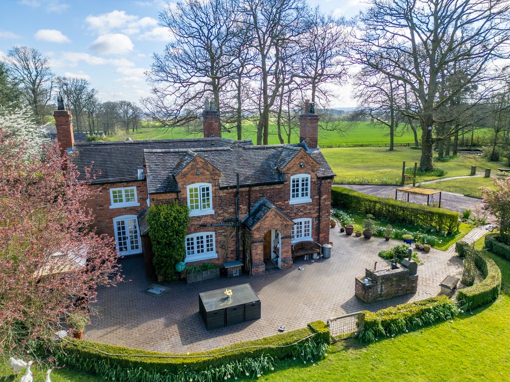 Property photo 1 of 49 Keeperscottagebrockhurstlanecanwellb755Sn30