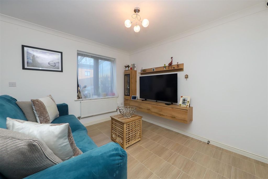 Property photo 3 of 14 Lounge