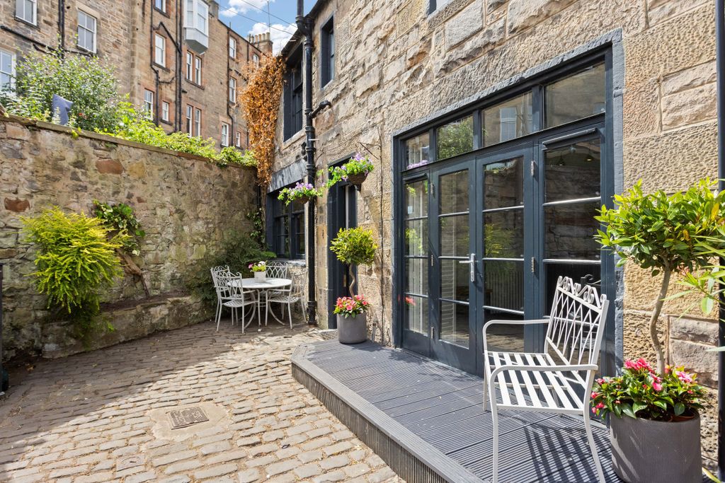 Property photo 1 of 35 8 Dean Park Mews 02