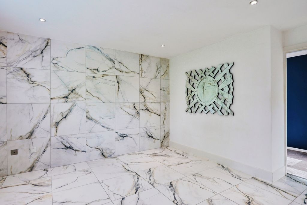 Property photo 3 of 13 Lounge