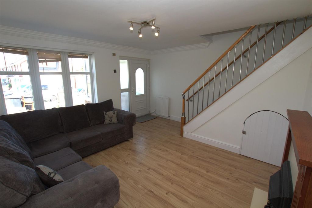 Property photo 3 of 11 73 Frontroom.Jpg