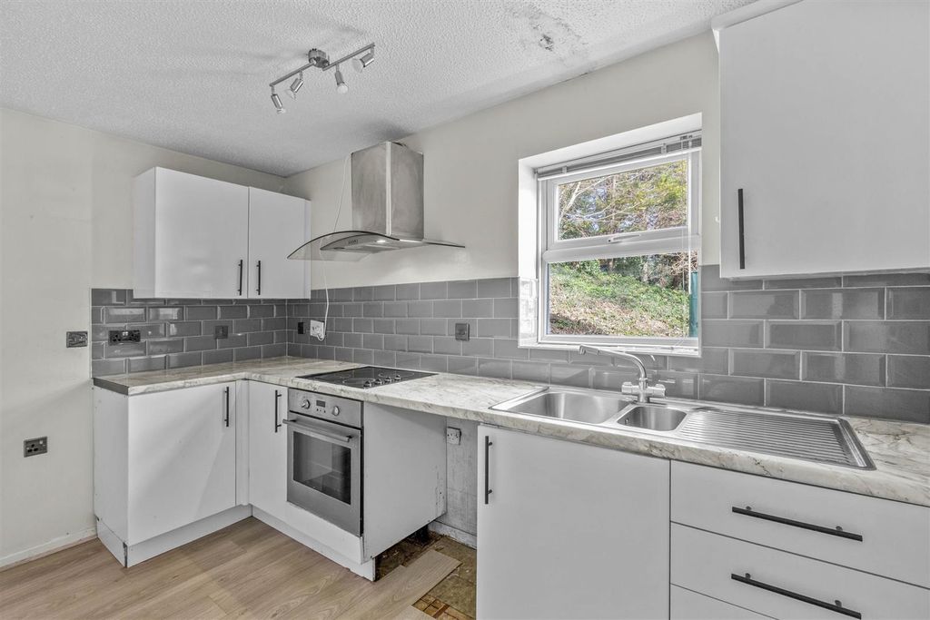 Property photo 2 of 14 28A Lower Furney Close, Hp13 6Xq (Low Res)-5.Jpg