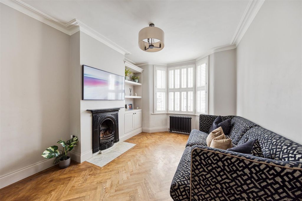 Property photo 2 of 52 Selwyn Avenue, E4