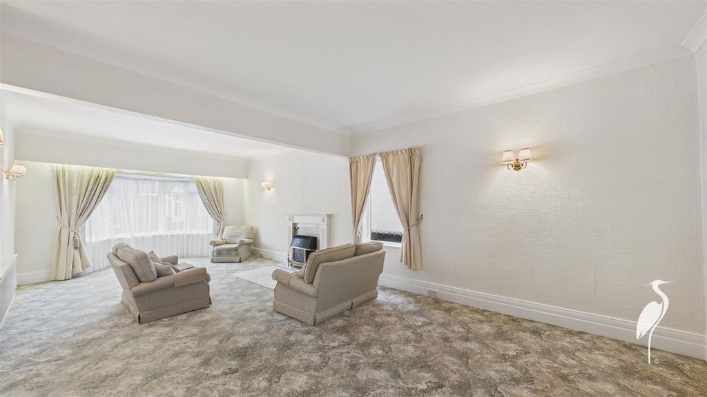 Property photo 3 of 40 Lounge