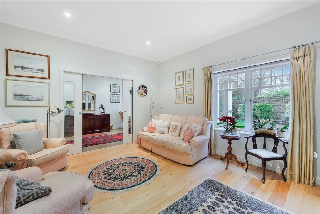 Property photo 2 of 25 The Roseberys