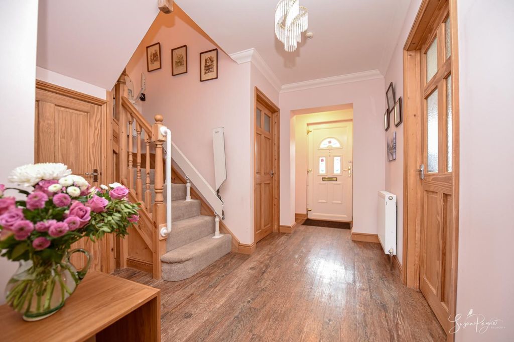 Property photo 2 of 32 Entrance Hall