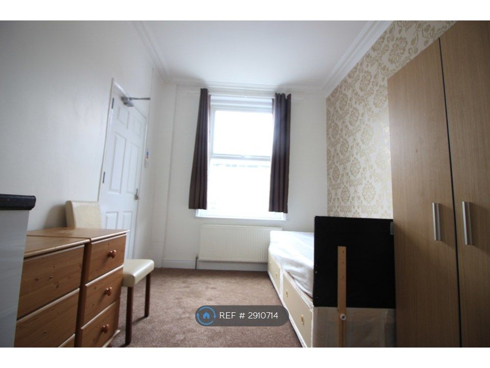 Property photo 1 of 9 Bedroom With Ensuite