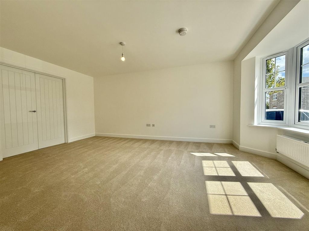 Property photo 3 of 18 Living Room