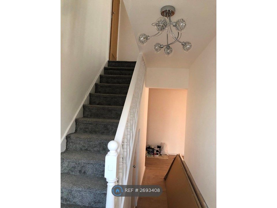 Property photo 2 of 23 Hall Way