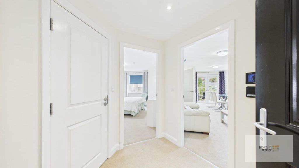 Property photo 2 of 14 Entrance Hall