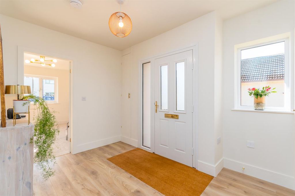 Property photo 3 of 20 Entrance Hall