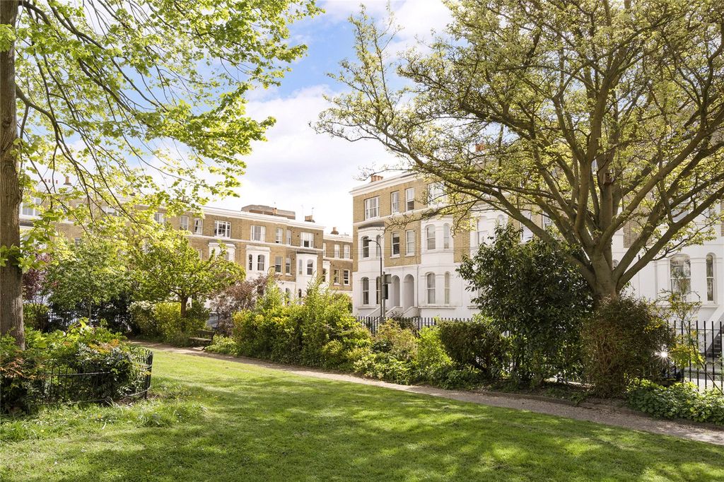 Property photo 2 of 17 Westcroft Square