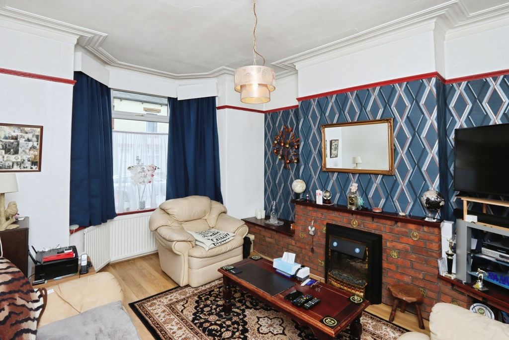 Property photo 2 of 17 Lounge