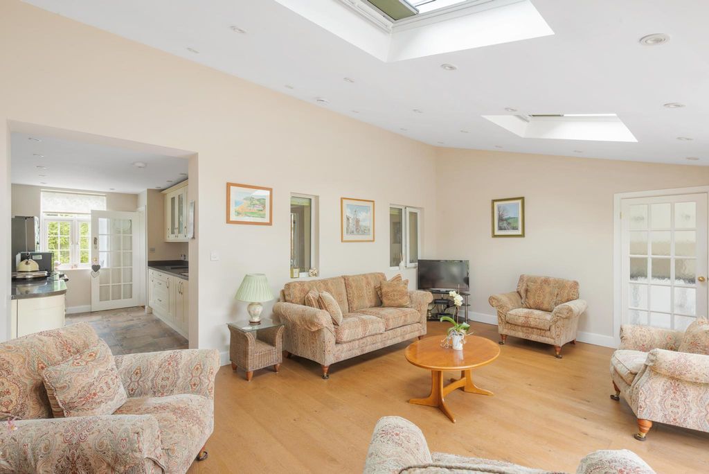 Property photo 3 of 27